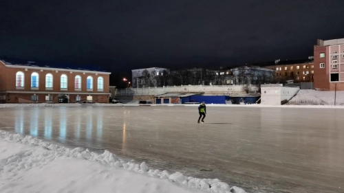 Юные конькобежцы вышли на лёд Центрального стадиона